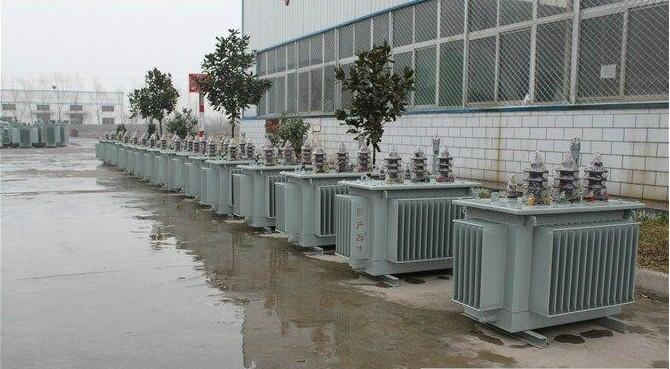油浸式變壓器的保養(yǎng)如何去做？預防滲漏油：油浸式變壓器在油箱內充滿變壓器油，裝配中依靠緊固件對耐油橡膠元件加壓而密封。